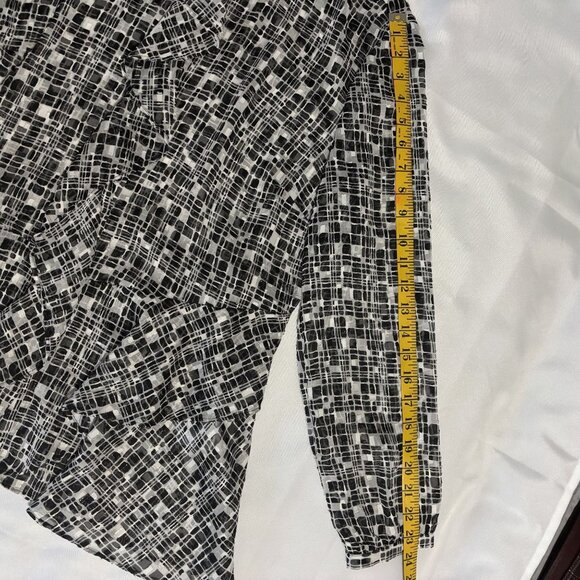 Chicos Black & White Geometric Ruffle Blouse Size 1 (6/8/10) Sheer Lightweight L - Picture 10 of 11